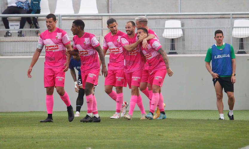 Los jugadores del San Roque celebran el gol de Iván Robles que en ese momento les daba ventaja en el marcador.