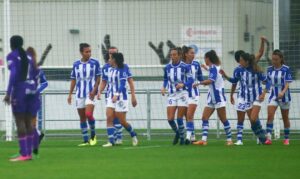 Las jugadoras del Sporting celebran el tanto anotado por Miku a los cinco minutos de partido. / Foto: @sportinghuelva.