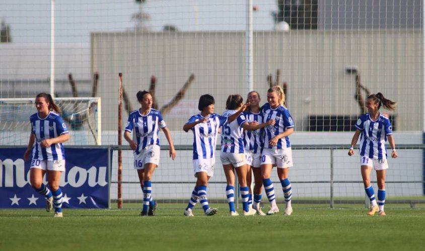 Las jugadoras del Sporting de Huelva celebran el gol de Miku, de penalti, que significó el empate. / Foto: www.lfp.es.