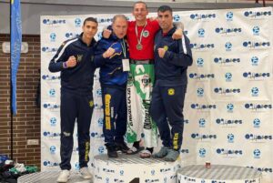 Deportistas del CD Tanave de Isla Cristina que han brillado en el Campeonato de Andalucía de Kickboxing con la conquista de dos medallas.