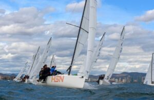 El nuevo equipo 'HSN Sailing Team', del onubense Ricardo Terrades, montando primero en barlovento en la última manga del domingo. / Foto: Óscar Torrades – torveo.es.