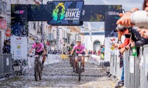 Las andaluzas llegando a la meta como triunfadoras Absoluta del XI Algarve Bike Challenge en la categoría femenina.