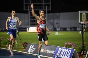 Adel Mechaal en el momento de llegar a la meta como brillante ganador de la prueba de los 5.000 metros. / Foto: @AthleticsTourES.