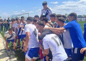 La alegría de los jugadores del Atlético Onubense se desbordó al acabar el partido, ya con el ascenso asegurado. / Foto: G. I. M.