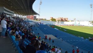 El Estadio Iberoamericano de Atletismo 'Emilio Martín' de la capital onubense ya está preparado para la gran fiesta del atletismo en Huelva.