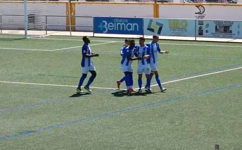 Los jugadores del Bollullos celebran el gol anotado por Kike Gómez que supuso el empate, a la postre definitivo. / Foto: Captura imagen RFAF TV.