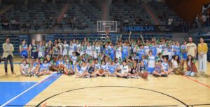 Participantes en la Jornada de concienciación sobre el reciclaje y los residuos plásticos que ha tenido lugar en el Palacio de Deportes 'Carolina Marín'.