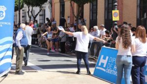 Carmen Gutiérrez, ganadora Absoluta en féminas en el momento de llegar a la meta.