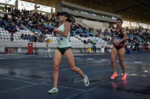 En los 3.000 obstáculos ganó la 'liebre' la argentina Belén Casetta por delante de una sensacional Carolina Robles que logró mínima para el Europeo de Roma. / Foto: @AthleticsTourES.