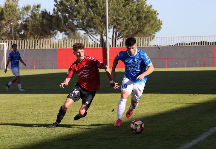 Cerpa y Carri pugnan por un balón en el transcurso del partido Cartaya-Xerez DFC que cayó del lado local. / Foto: @XerezDFC.