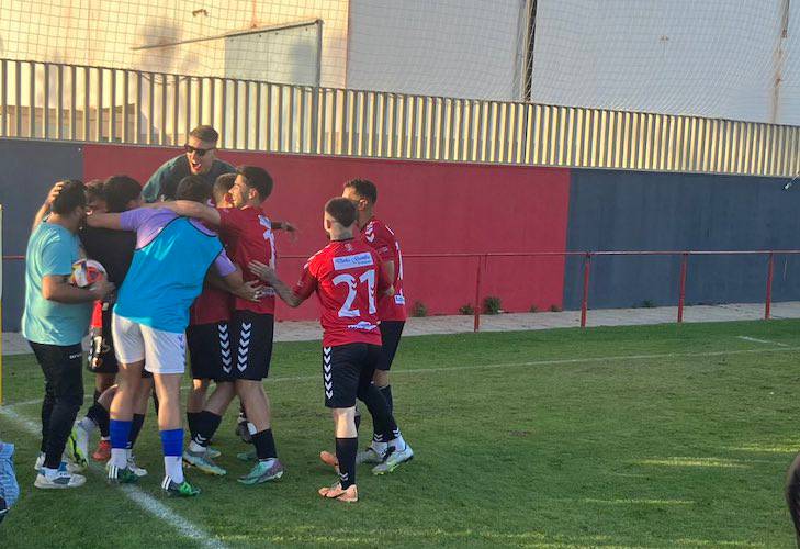 Los jugadores del Cartaya celebran uno de los goles anotados ante el cuadro de Puente Genil. / Foto: @FranOliva1993.