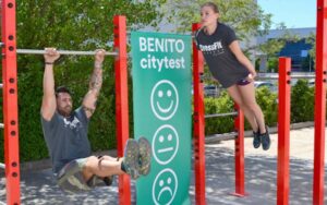 La calistenia es una especie de gimnasio callejero que puede usarse para el aumento de fuerza y músculo.