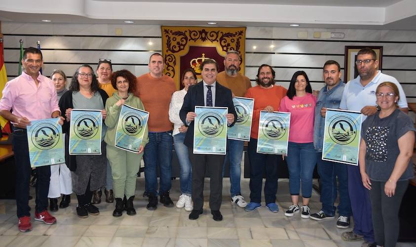 Un momento de la recepción en el Ayuntamiento costero a la junta directiva del Club de Piragüismo Salthish de Punta Umbría.