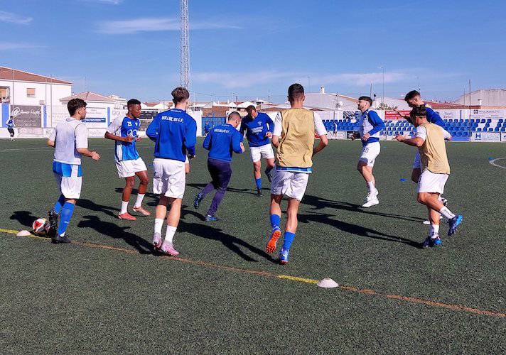 Un momento de uno de los entrenamientos de esta semana del Bollullos, que el domingo recibe al Ceuta B. / Foto: @bollulloscf1933.