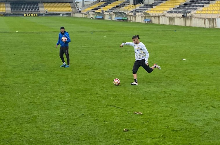 Carlos Becken, este domingo baja por sanción, junto al técnico Juan Manuel Pavón durante un entrenamiento sanroquista. / Foto: @SanRoqueLepe.