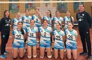 Componentes del CD Estuaria que acude a Almería al Campeonato de Andalucía Cadete de Voleibol.