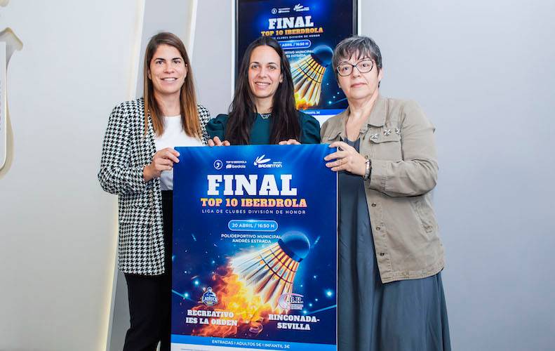 Un momento de la presentación en el Ayuntamiento de Huelva del partido de vuelta de la final de la Liga de Clubes de División de Honor de bádminton del próximo sábado. / Foto: @CBIESLAORDEN.