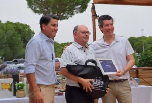 Los ganadores en Primera y Segunda Categoría del torneo solidario celebrado en las instalaciones del Club de Golf La Monacilla.