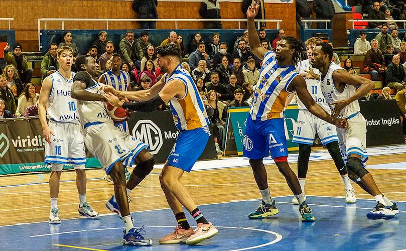 El alero Manu Vázquez -en el centro- es el tercer fichaje que hace oficial el Ciudad de Huelva para la temporada 2024-25. / Foto: Clara Verdier.