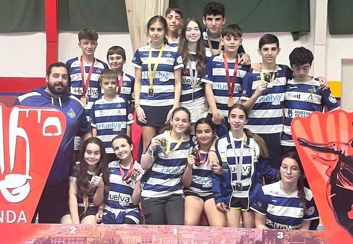 Representantes del Club Bádminton IES La Orden que se han colgado diez medallas en Ronda (Málaga) en el Andalucía Top TTR Sub 13, Sub 15, Sub 17 y Sub 19. / Foto: @CBIESLAORDEN.