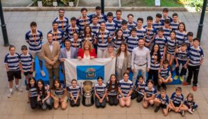 Jugadores, técnicos y directivos del IES La Orden con la autoridades locales en el homenaje que el Ayuntamiento de Huelva ha tributado al ya nueve veces campeón de Liga de bádminton.