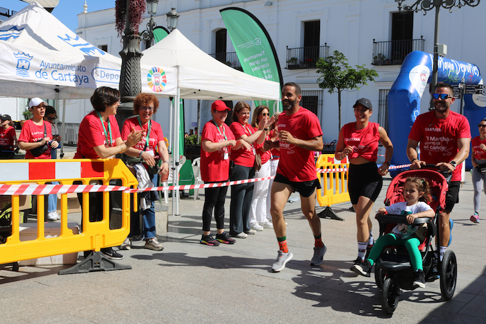 Más de 800 personas participan en la prueba solidaria que organiza la Junta Local de la Asociación Española Contra el Cáncer en Cartaya, con la colaboración del Ayuntamiento y el patrocinio de numerosas empresas de la localidad.