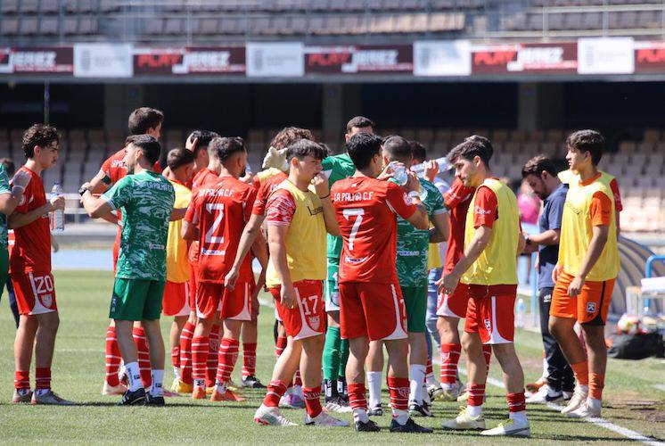 Los jugadores de La Palma en la pausa para la hidratación en el partido en el Municipal de Chapín ante el Xerez Deportivo. / Foto: Manuel Aranda.