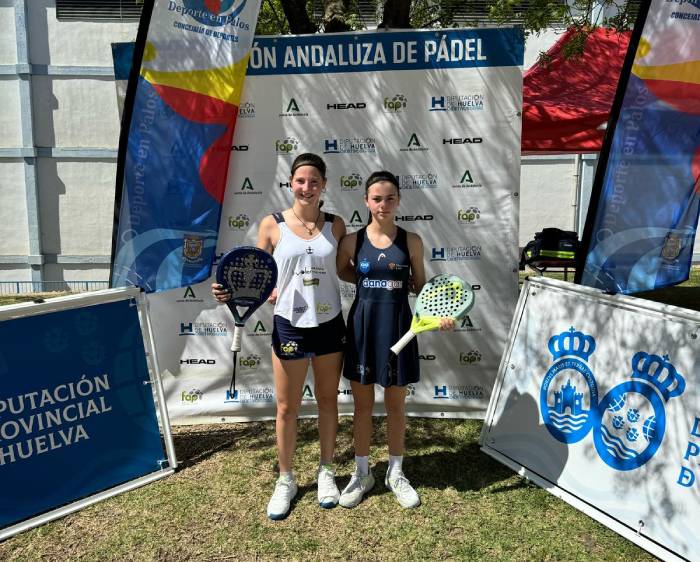 María Delgado, jugadora de La Volea Pádel Team, y la santanderina Daniela Portilla, campeonas en Palos de la Frontera.