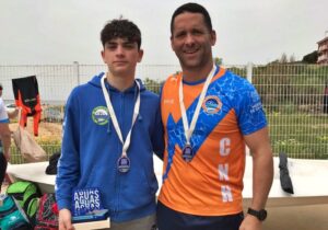 Manuel Camacho y Pepe Bayo, los medallistas del CN Huelva en la Travesía de Aguas Abiertas de Palos-Ciparsa. / Foto: @CNHUELVA.