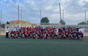 Los contendientes de ambos equipos en la misma foto, ejemplo de camaradería y amistad, inherentes al rugby.