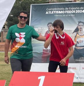 Nico Castaño besa su medalla en el podio tras ganar el oro en la prueba de los 1.500 metros.