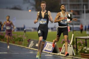 El noruego Narve Nordas ganó la prueba de los 1.500 por delante del italiano Federico Riva. / Foto: @AthleticsTourES.