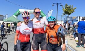 Tripleta ganadora en féminas en la carrera que se celebró en Villablanca.