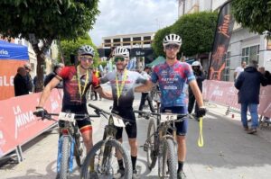 Podio masculino de la I La Mina Bike que resultó todo un éxito con la participación de 350 bikers.