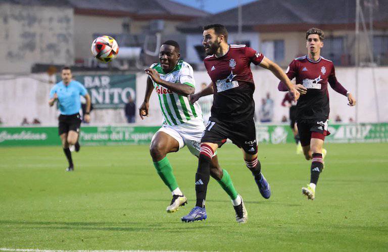 Antoñito trata de impedir que Mwepu se haga con la pelota en un ataque del atlético Sanluqueño. / Foto: @atcosanluqueno.