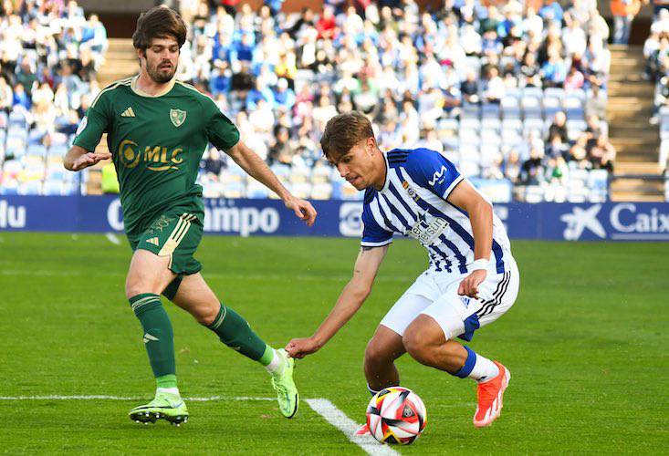 José Antonio de la Rosa intenta superar a un defensor del Linares Deportivo en un lance del aciago partido para el Recre jugado en el Nuevo Colombino. / Foto: @recreoficial.