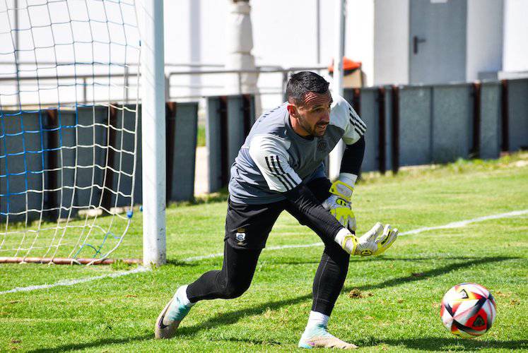 Rubén Gálvez ha renovado por el Recreativo de Huelva hasta 2027. / Foto: @recreoficial.