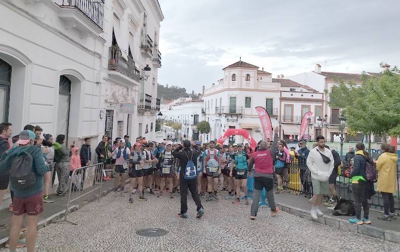 Salida de la prueba que reunió a 350 deportistas en la emblemática Plaza Marqués de Aracena.