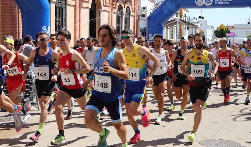 Salida de los participantes en la categoría Absoluta del XXXII Cross Popular San Juan Bautista.