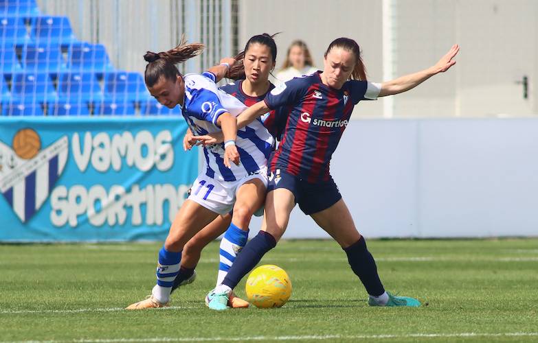 Hmirova, que tuvo el empate en un penalti que malogró, pugna con una jugadora del Éibar en un lance del partido. / Foto: www.lfp.es.