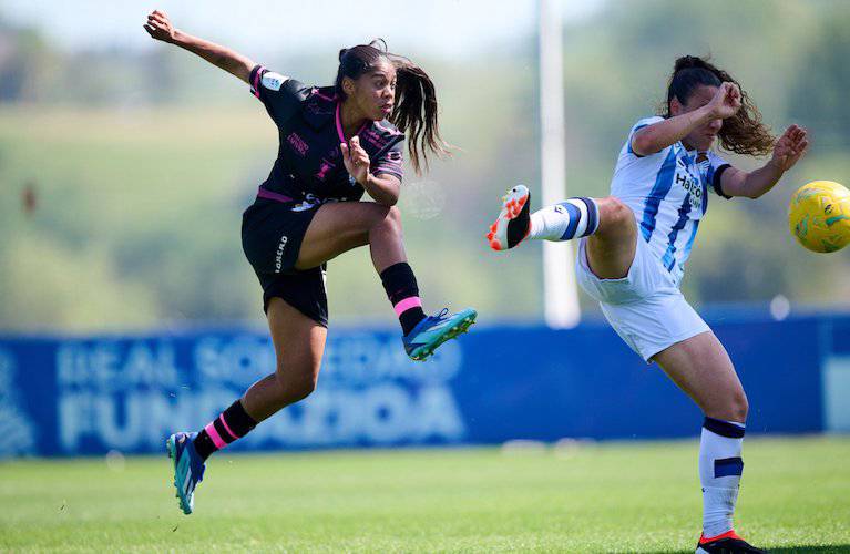 Momento del remate de Raiderlín Carrasco que significó el empate a uno, resultado con el que finalizó el partido en Zubieta. / Foto: @sportinghuelva.