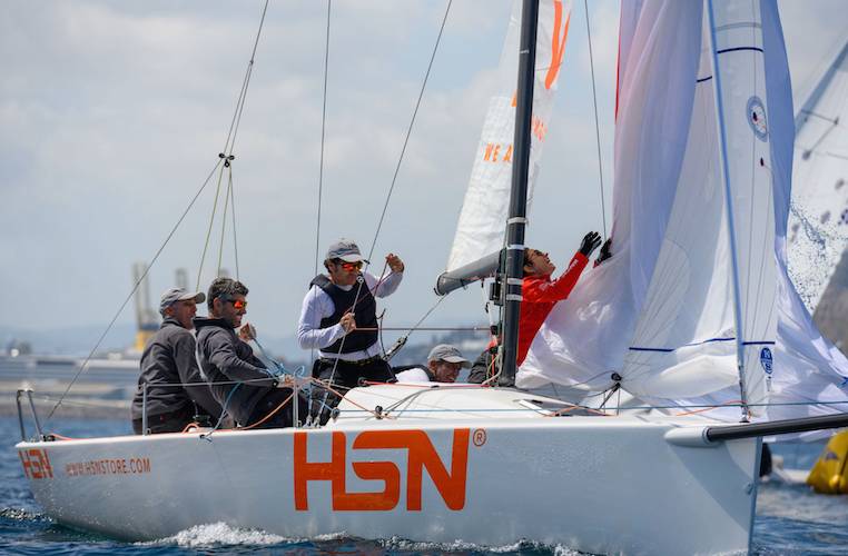 El onubense Ricardo Terrades izando el genaker del 'HSN' durante la segunda jornada del Campeonato de España de J70. / Foto: Óscar Torveo.