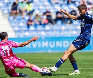 El San Roque poco pudo hacer en el partido ante el UCAM Murcia en La Condomina, donde perdió por 2-0. / Foto: @UCAMMurciaCF.