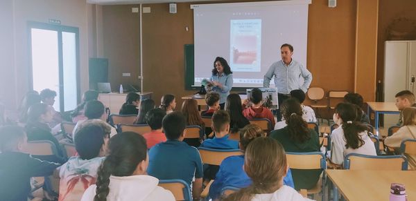 Fátima Javier y Miguel Marín celebran un a actividad literaria en los colegios de Ayamonte