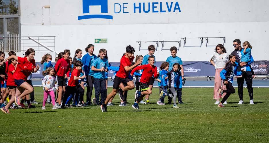 Niños y niñas que entrenan en el Iberoamericano de Atletismo 'Emilio Martín' han compartido en la tarde del lunes una sesión de entrenamiento con la campeona María Forero.