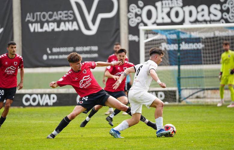 El Cartaya peleó hasta el final pero no pudo darle la vuelta al marcador en Pozoblanco pese a jugar media hora con dos jugadores más. / Foto: www.hoyaldia.com.