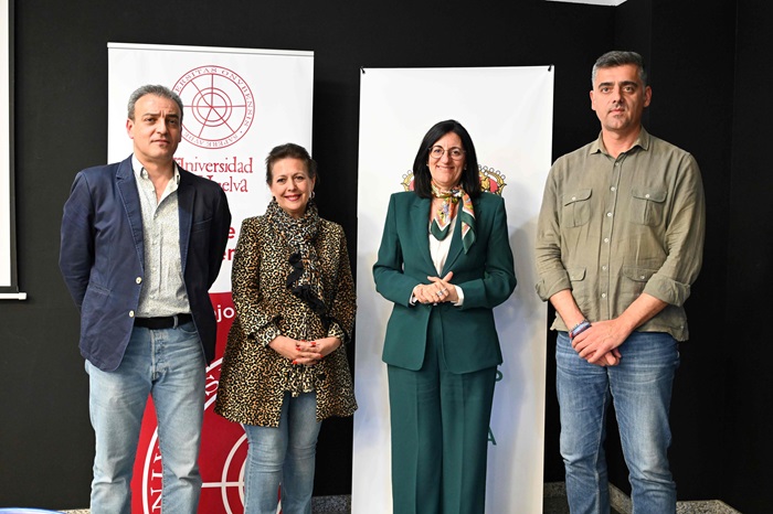 La Rectora de la Universidad de Huelva inaugura el Aula de la Experiencia de Hinojos