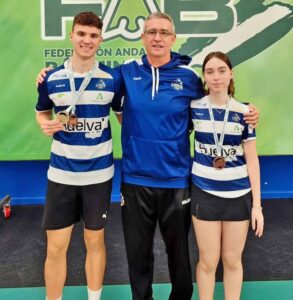 David Moreno y Natalia Martínez, junto al técnico del equipo, en el Andaluz Sub 13 y Sub 17 celebrado en Montilla. / Foto: @CBIESLAORDEN. 