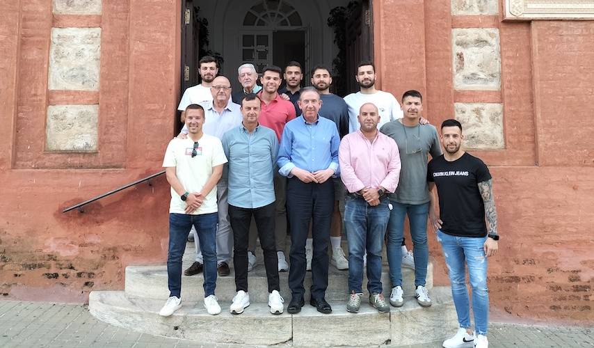 Un momento de la recepción a los componentes del Aracena CF en el Ayuntamiento tras su ascenso de categoría.