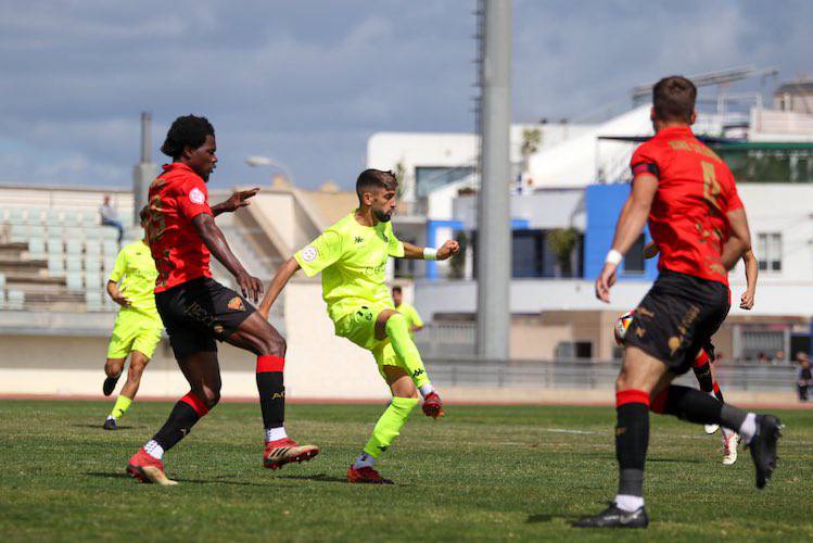 La derrota en casa del Ayamonte ante el Ceuta B deja a los fronterizos con pie y medio en la División de Honor Andaluza. / Foto: @ADCeuta_FC.